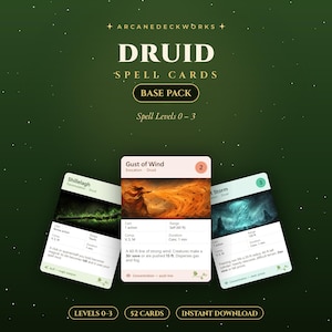 Può includere: Un set di carte incantesimo da druido di ArcaneDeckWorks, con un pacchetto base per i livelli di incantesimo 0-3. Le carte mostrano illustrazioni e testo per incantesimi come Shillelagh, Gust of Wind e Sleet Storm, con 52 carte nel mazzo.