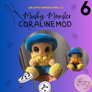 Könnte beinhalten: Ein gehäkeltes blaues und gelbes Pilzmonster-Plüschtier mit Glitz Augen. Das Spielzeug sitzt auf einer Hand. Der Hintergrund ist ein lila und blauer Farbverlauf mit dem Text "Mushy Monster CORALINE MOD" und "@BLISSFULLYARNCREATIONS, LLC".