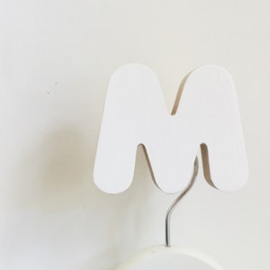 Gancho de pared M; Gancho de pared con alfabeto; Gancho de pared de colores; Gancho de pared de madera, Ganchos de pared de madera para habitación de niños; Decoración de habitación infantil; Decoración de habitación con alfabeto