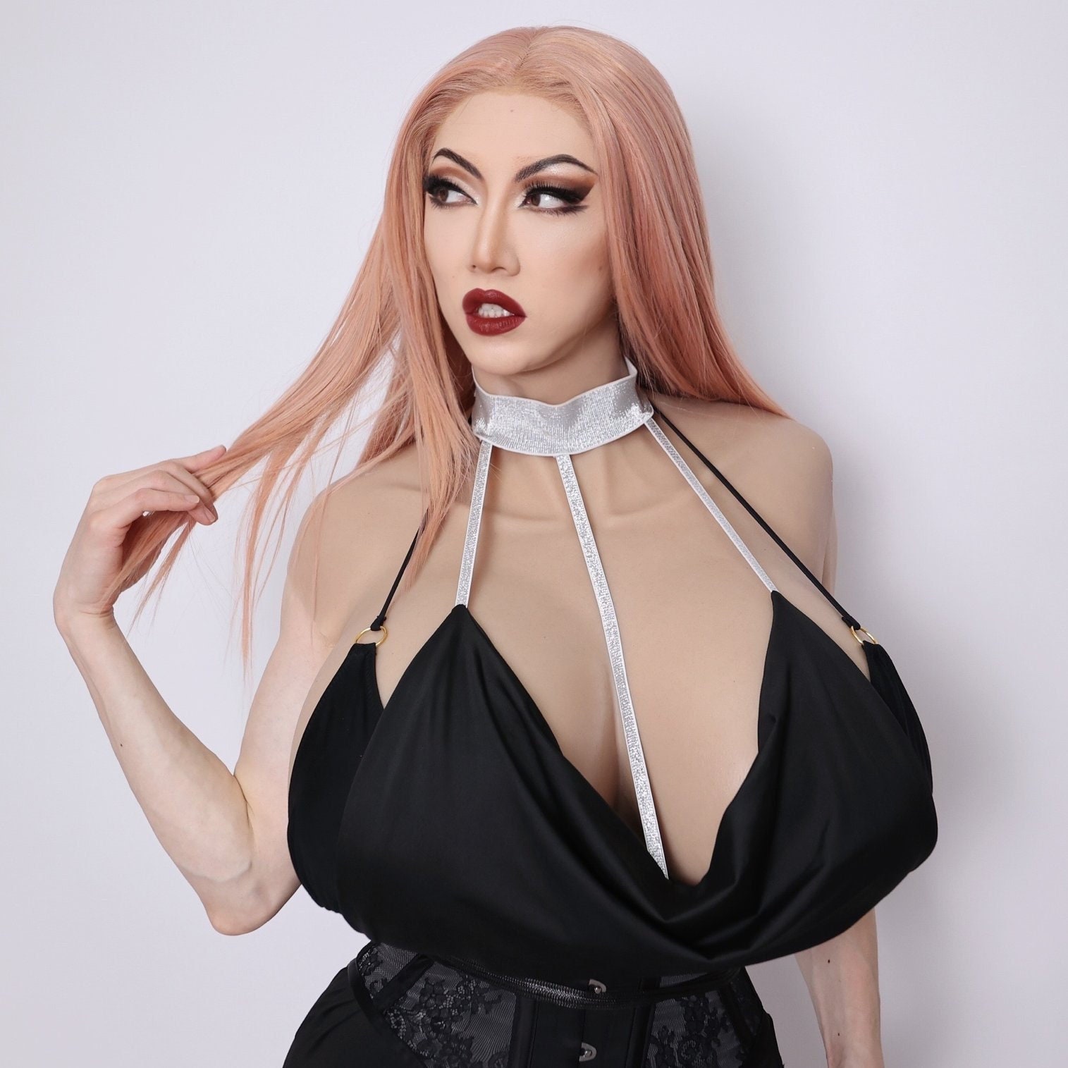 セクシーなSカップシリコン製リアルな偽胸 - 美しいコスプレ女性