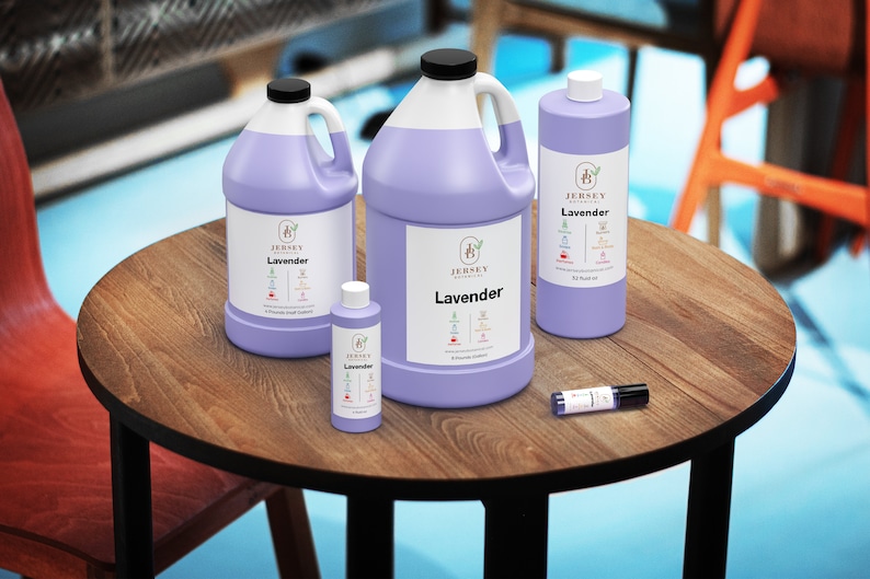 Op de afbeelding: Vier flessen lavendelolie in verschillende maten, van een klein rolletje tot een grote gallonkan. De flessen zijn allemaal paars en hebben een wit etiket met de tekst "Jersey Botanicals Lavender" erop.