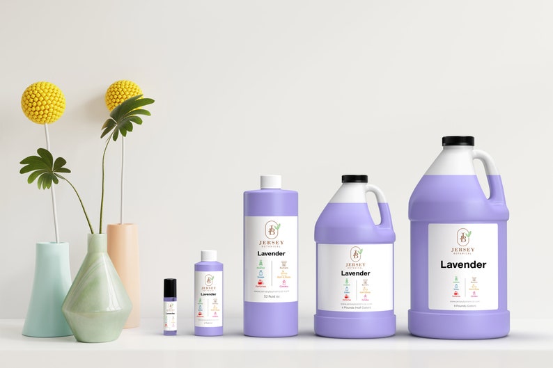 Op de afbeelding: Vier flessen lavendelolie in verschillende maten, van een klein rolletje tot een grote gallonkan. De flessen zijn allemaal paars en hebben een wit etiket met de tekst "Jersey Botanicals" en "Lavender" erop.