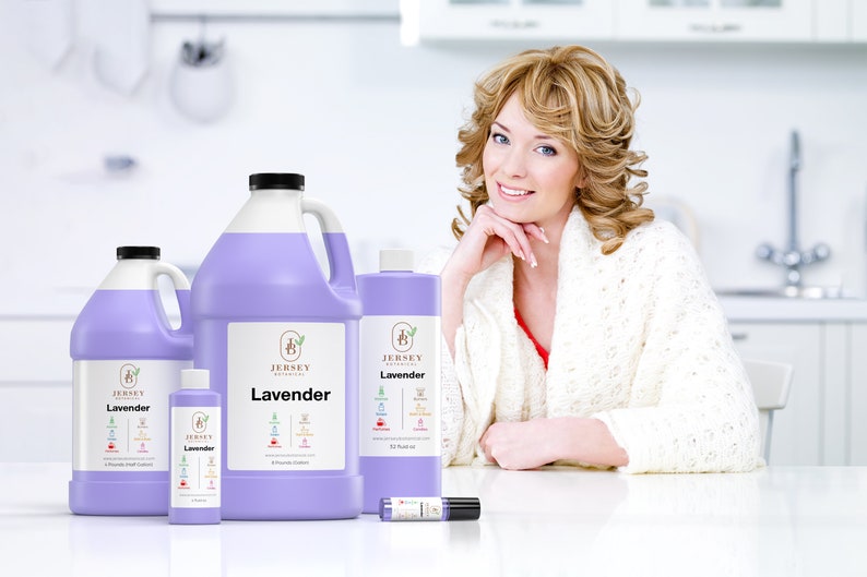 Op de afbeelding: Vier flessen lavendelolie in verschillende maten, van Jersey Botanicals. De flessen zijn paars en hebben een wit etiket met het bedrijfslogo en de woorden "Lavendel" en "Essenti&euml;le olie".