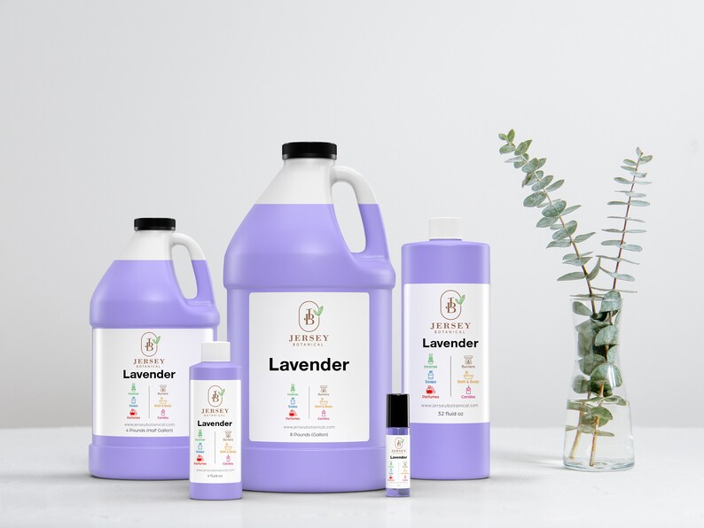 Op de afbeelding: Vier flessen lavendelolie in verschillende maten. De flessen zijn paars en hebben een wit etiket met de tekst "Jersey Botanical" en "Lavender". De flessen zijn in een rij van links naar rechts gerangschikt, met de kleinste fles links en de grootste fles rechts.