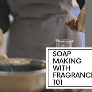 Op de afbeelding: Een persoon met handschoenen voegt geur toe aan een doorzichtig glazen beker. De tekst "SOAP MAKING WITH FRAGRANCES 101" staat in een witte doos met een zwarte rand.