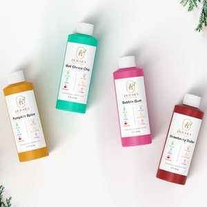 Może przedstawiać: Cztery 4-uncyjne butelki mydła do rąk Jersey Botanicals w r&oacute;żnych kolorach i zapachach: Mint Choco Chip, Bubble Gum, Strawberry Butter i Pumpkin Spice. Każda butelka ma białą etykietę z logo firmy i nazwą produktu.