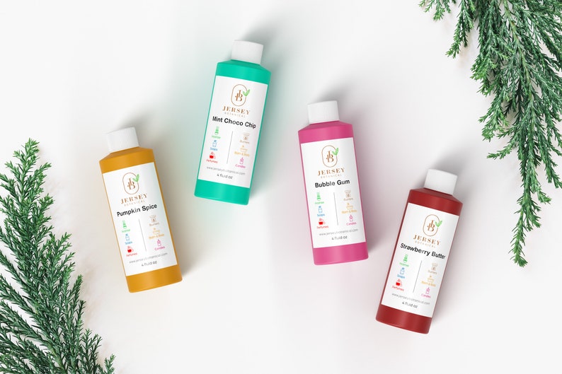 Może przedstawiać: Cztery 4-uncyjne butelki mydła do rąk Jersey Botanicals w r&oacute;żnych kolorach i zapachach: Mint Choco Chip, Bubble Gum, Strawberry Butter i Pumpkin Spice. Każda butelka ma białą etykietę z logo firmy i nazwą produktu.