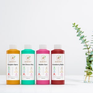 Może przedstawiać: Cztery 4-uncjowe butelki produkt&oacute;w do kąpieli i ciała o r&oacute;żnych zapachach: Pumpkin Spice, Mint Choco Chip, Bubble Gum i Strawberry Butter. Każda butelka ma białą etykietę z logo firmy i nazwą produktu.