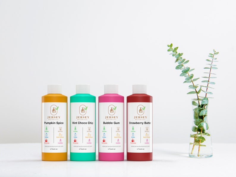 Może przedstawiać: Cztery 4-uncjowe butelki produkt&oacute;w do kąpieli i ciała o r&oacute;żnych zapachach: Pumpkin Spice, Mint Choco Chip, Bubble Gum i Strawberry Butter. Każda butelka ma białą etykietę z logo firmy i nazwą produktu.