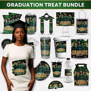 Könnte beinhalten: Eine Sammlung von Artikeln zum Thema Abschlussfeier, darunter ein T-Shirt, eine Tragetasche und ein Becher. Die Artikel zeigen ein grünes und goldenes Design mit den Wörtern "Herzlichen Glückwunsch, Absolvent" und "Absolvent". Eine Abschlusskappe ist ebenfalls sichtbar.