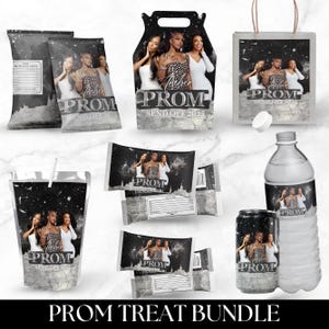 Puede incluir: Un conjunto de recuerdos de fiesta con temática de graduación, que incluye bolsas, bolsas y una botella de agua. Los artículos presentan imágenes de mujeres jóvenes y el texto "PROM SEND OFF 2025". La combinación de colores es negro, blanco y plateado.