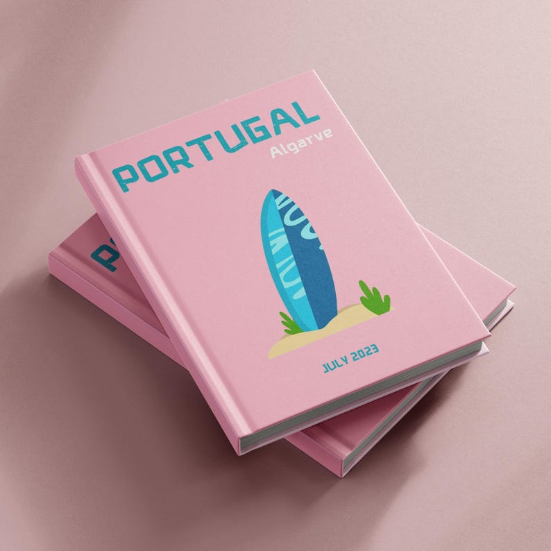 Puede incluir: Dos libros de bolsillo rosas apilados uno encima del otro. El libro de arriba tiene el t&iacute;tulo "PORTUGAL Algarve" y una ilustraci&oacute;n de dibujos animados de una tabla de surf en una playa. El libro de abajo es parcialmente visible y tiene la palabra "PORTUGAL" en la portada.