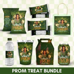Könnte beinhalten: Eine Sammlung von Partygeschenken zum Thema Abschlussball in Grün und Gold, darunter Chipstüten, Süßigkeitenriegel, eine Geschenktüte, eine Wasserflasche, eine Saftbox, eine Leckereibox und eine Dose. Jeder Artikel zeigt ein Foto und den Text "Amila PROM SEND OFF 2025". Die Worte "PROM TREAT BUNDLE" stehen unten.