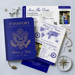 Könnte beinhalten: Eine blaue Hochzeitseinladung im Pass-Stil mit goldenen Akzenten. Das Titelbild zeigt einen stilisierten amerikanischen Adler und den Text "Passport Wedding Invitation". Die Einladung ist für Patrica & Vickie und das Datum ist der 30.07.2024.