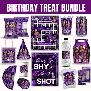Könnte beinhalten: Ein lila-schwarzes Geburtstagsgeschenk-Bundle mit dem Text "BIRTHDAY TREAT BUNDLE". Das Bundle enthält eine Vielzahl von Artikeln wie eine Chipstüte, ein Partyspiel, eine Tasse, eine Dose, eine Geschenktüte, einen Partyhut, eine Wasserflasche, eine Geschenkbox, einen Fächer, einen Untersetzer und ein T-Shirt.