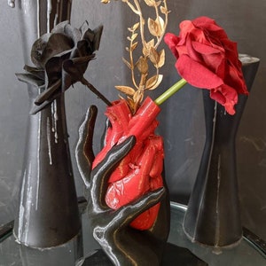 The "My Heart in your hand" Vase statue with flowers.