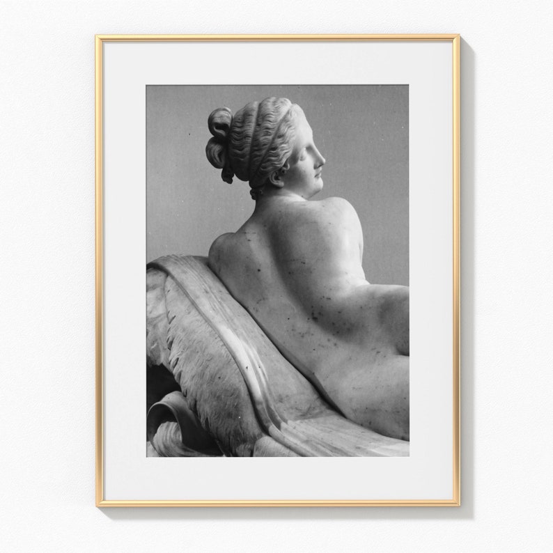 Puede incluir: Fotograf&iacute;a en blanco y negro de una escultura de m&aacute;rmol de una mujer reclinada. La escultura es de estilo cl&aacute;sico y la mujer est&aacute; representada de espaldas al espectador.