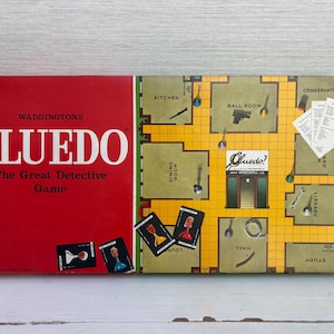 Könnte beinhalten: Ein Waddingtons Cluedo Brettspielkarton mit einer roten linken Seite, auf der in weißer Schrift Cluedo The Great Detective Game steht, und einer rechten Seite, die einen gelb-grünen Grundriss eines Herrenhauses mit Räumen und Spielkarten zeigt.