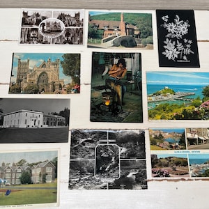 Op de afbeelding: Collectie vintage ansichtkaarten met verschillende locaties en scènes, waaronder een kathedraal, een gebouw met een bord met de tekst "The Melville Hotel, North Molton, Devon", een rivier, een stad en een gebouw met een bord met de tekst "Ilfracombe, Devon".