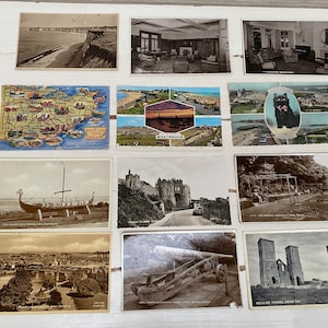 Puede incluir: Una colección de postales antiguas con diversas escenas. Las postales representan paisajes, edificios y mapas, algunos con texto. Las imágenes son en blanco y negro y en color, mostrando una variedad de lugares.