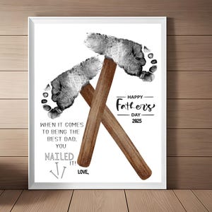 Bewerkbare Vaderdagsknutsel, hamer met twee voetafdrukken, handafdruk voor Vaderdag, handafdrukkunst opa, kunst hamervoetafdruk, sjabloon