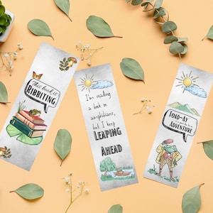 Puede incluir: Tres marcapáginas caprichosos con ilustraciones de ranas y juegos de palabras. Uno dice "This book is RIBBITING", otro dice "I'm reading a book on amphibians, but I keep LEAPING AHEAD", y el último dice "TOAD-AY ADVENTURE."