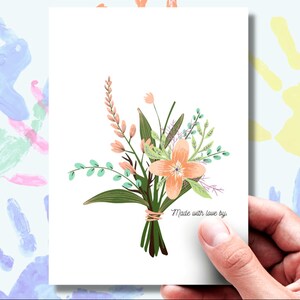 Puede incluir: Una tarjeta blanca con un ramo de flores de color melocot&oacute;n y verde, atado con una cuerda. La tarjeta tiene el texto "Made with love by" en la parte inferior.