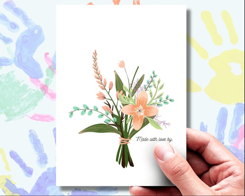 Puede incluir: Una tarjeta blanca con un ramo de flores de color melocot&oacute;n y verde, atado con una cuerda. La tarjeta tiene el texto "Made with love by" en la parte inferior.