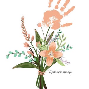 Puede incluir: Un ramo de flores con una huella de mano en el fondo. Las flores son rosas, verdes y blancas. El texto "Made with love by." est&aacute; en la parte inferior de la imagen.