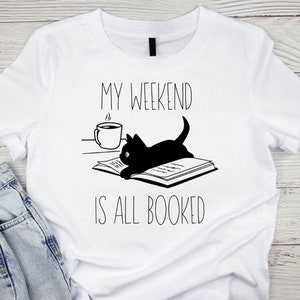 My Weekend Is All Booked png, svg, grappige boekenliefhebber svg, boekhumor, grappige kat png, cadeau voor haar, kattenT-shirt, leraar svg, boek svg