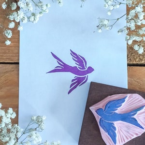 Tampon en caoutchouc d’hirondelle, chevalière d’oiseau sauvage, sculpté à la main, imprimé nature, sceau pour fabricants de cartes, mariage boho, décor d’invitation, ornement en papier