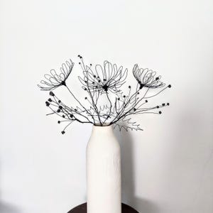 Ramo de flores de alambre con aliento de bebé / Escultura floral minimalista de alambre / Decoración para el hogar hecha a mano / Regalo único