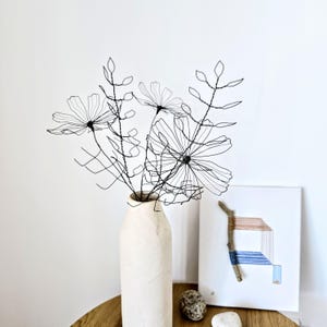 Ramo de flores de alambre Cosmos / Escultura floral de alambre delicada / Decoración minimalista para el hogar / Arte moderno de alambre / Regalo de inauguración de la casa