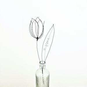 Tulipán personalizado con flores de alambre / Escultura floral con nombre personalizado / Arte minimalista de alambre / Decoración única para el hogar / Regalo de inauguración de la casa