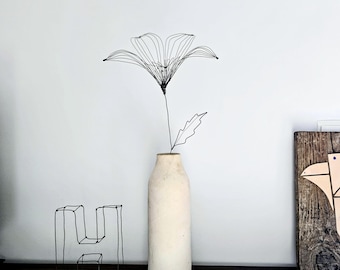 Eine einzelne Liliendraht-Blüte als Statement-Piece für eine minimalistische Bud-Vase