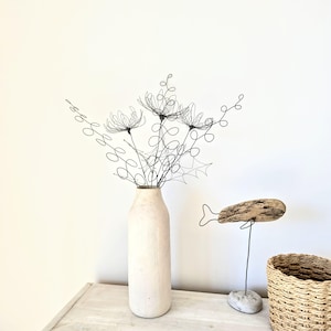 Ramo de flores de alambre / Arte floral de metal artesanal / Decoración minimalista para el hogar / Escultura moderna de alambre / Regalo único para inauguración de la casa