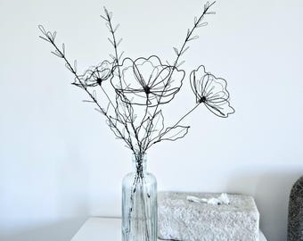Een boeket van driedraads wilde bloemen als handgemaakte botanische sculptuur