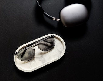 Vassoio ovale in marmo per gioielli: complemento d'arredo minimalista ed ecologico.