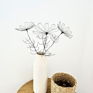 Ramo de flores de alambre Cosmos / Escultura floral de alambre delicada / Decoración minimalista para el hogar / Arte moderno de alambre / Regalo de inauguración de la casa