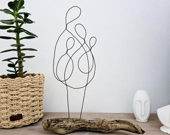 Minimalist Family Portrait: A Custom Wire Sculpture on Driftwood