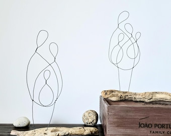 Minimalist Family Portrait: A Custom Wire Sculpture on Driftwood