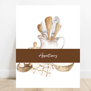 Pode incluir: Uma ilustração em aquarela de utensílios de cozinha em um jarro branco com uma faixa marrom que diz "Aperitivos". Os utensílios incluem uma colher de pau, um batedor, uma espátula e um rolo de massa de madeira. Há também uma tigela de farinha e um suporte para ovos de madeira.