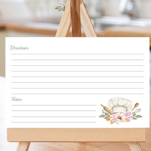 K&ouml;nnte beinhalten: Eine wei&szlig;e Rezeptkarte mit schwarzen Linien und gr&uuml;nem Text, der "Directions" und "Notes" lautet. Die Karte hat eine Aquarell-Illustration eines Kochhuts, eines Nudelholzes und Blumen.