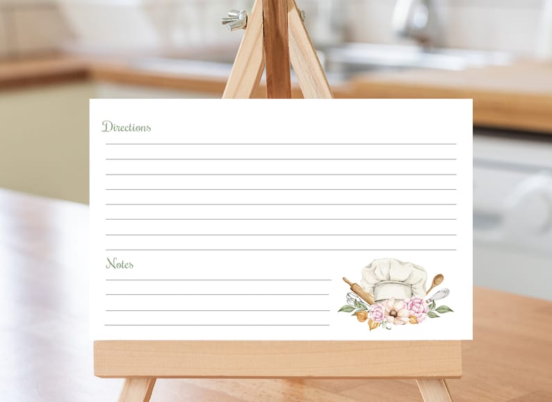 K&ouml;nnte beinhalten: Eine wei&szlig;e Rezeptkarte mit schwarzen Linien und gr&uuml;nem Text, der "Directions" und "Notes" lautet. Die Karte hat eine Aquarell-Illustration eines Kochhuts, eines Nudelholzes und Blumen.