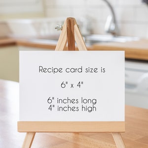 K&ouml;nnte beinhalten: Eine wei&szlig;e Rezeptkarte auf einem Holzst&auml;nder. Die Karte zeigt "Recipe card size is 6" x 4" 6" inches long 4" inches high".