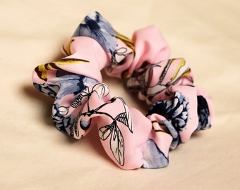 Scrunchie de gasa de seda / Rosa con floral azul y blanco