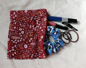 Estuche con cremallera / Rojo oscuro con flores blancas, rojas y mostaza