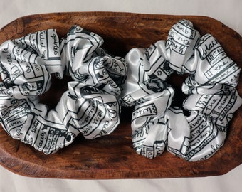 Scrunchie satinado / Libros, biblioteca, bibliotecario