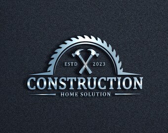 Może przedstawiać: Srebrno-niebieskie logo budowlane na ciemnoszarym, teksturowanym tle. Logo przedstawia ostrze piły, skrzyżowane młotki oraz napisy "CONSTRUCTION HOME SOLUTION" z "ESTD 2023".