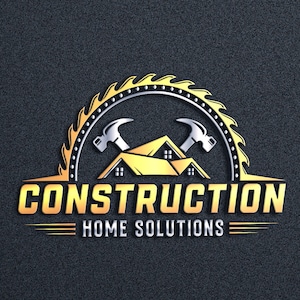 Puede incluir: Logotipo dorado y plateado para una empresa de construcción. El logotipo presenta una hoja de sierra, dos martillos cruzados y una casa. El texto "CONSTRUCTION HOME SOLUTIONS" está debajo del logotipo.